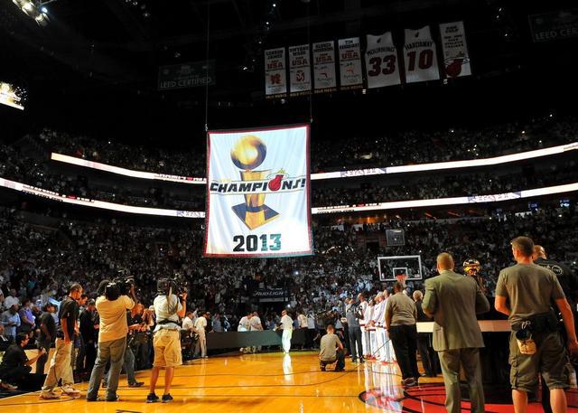 nba球衣上的冠军标志 以前NBA各队的冠军旗帜都长啥样(3)