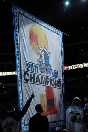 nba球衣上的冠军标志 以前NBA各队的冠军旗帜都长啥样(7)
