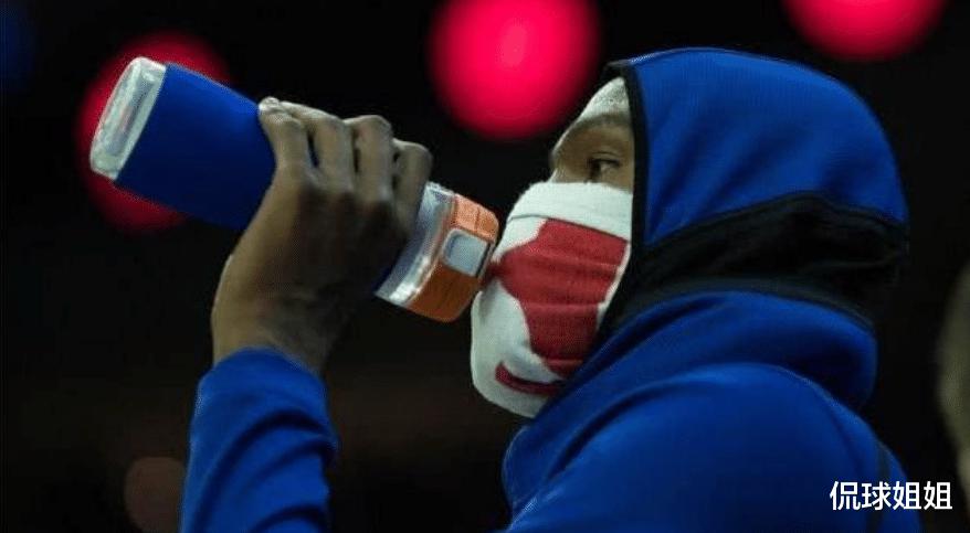 篮球巨人如何喝水？库里带着口罩喝，他拎起桶就喝(4)