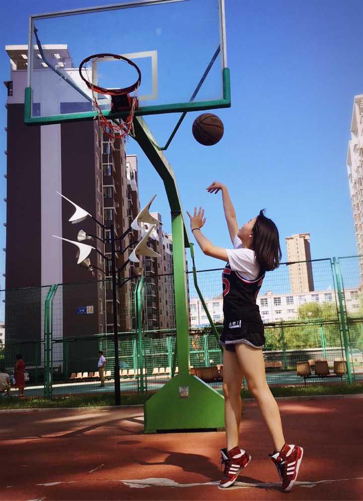 【图】场上纵情挥洒汗水，爱篮球的女孩我喜欢！(1)