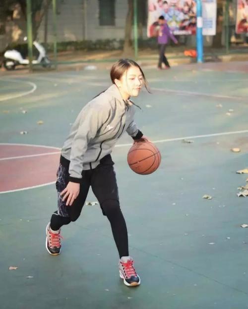 【图】场上纵情挥洒汗水，爱篮球的女孩我喜欢！(2)