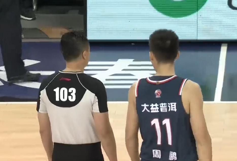 疲劳期！广东男篮落后10分后打了一波8-0，32号球员偷听战术？(1)