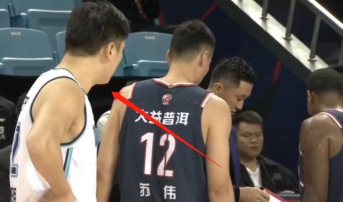 疲劳期！广东男篮落后10分后打了一波8-0，32号球员偷听战术？(3)