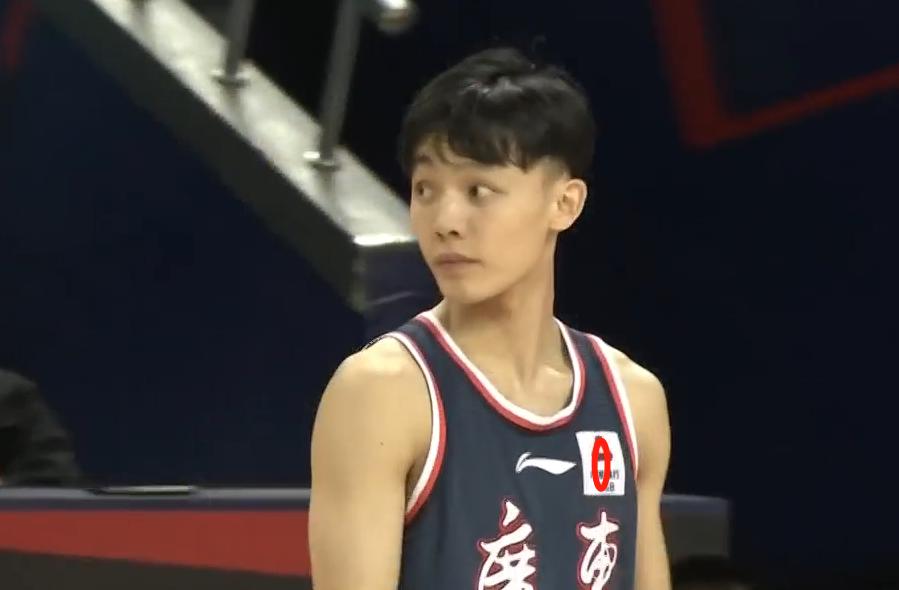 疲劳期！广东男篮落后10分后打了一波8-0，32号球员偷听战术？(5)