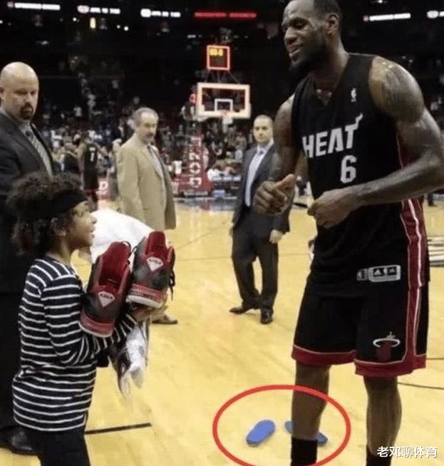 为何NBA球星那么有钱，但是送球鞋给球迷 会把鞋垫拿出来？(1)