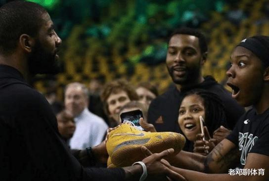 为何NBA球星那么有钱，但是送球鞋给球迷 会把鞋垫拿出来？(6)