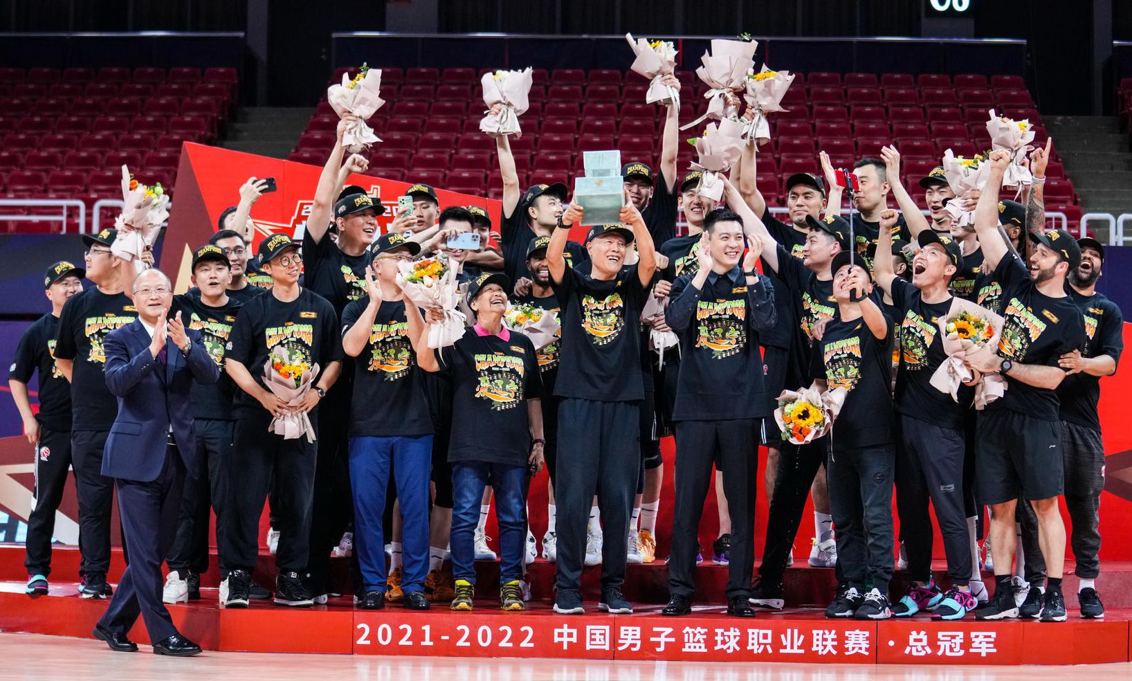 颁发给辽宁男篮的CBA总冠军奖杯上，刻着广东男篮的名字！(2)