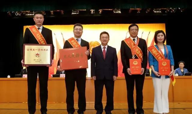 广东男篮荣获五一劳动奖，是激励与传承，与老板陈海涛密不可分的(2)