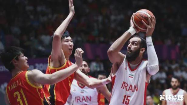 答球迷：亚运会半支男篮战胜伊朗夺冠，为何周琦最应感谢王哲林？
