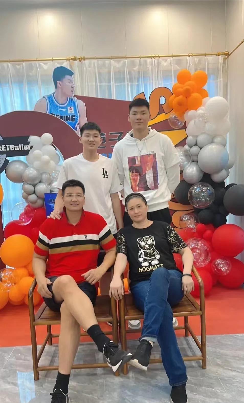 北京队新星生日聚会：全家高颜值，13岁弟弟195CM，曾被杜锋招募
