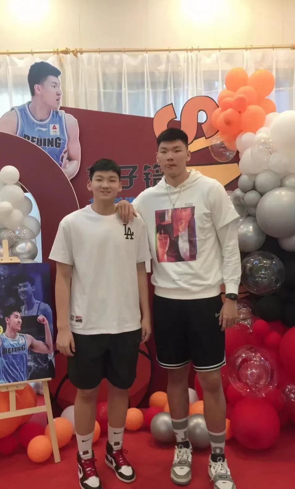北京队新星生日聚会：全家高颜值，13岁弟弟195CM，曾被杜锋招募(3)