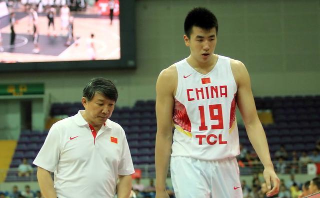 下个赛季都不能打？前中国男篮主力内线复出无望，还剩下2年顶薪(3)
