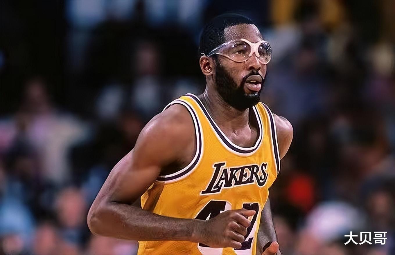 1980年至今NBA一共出现了41位状元，19个中锋状元，其他位置各多少？(7)
