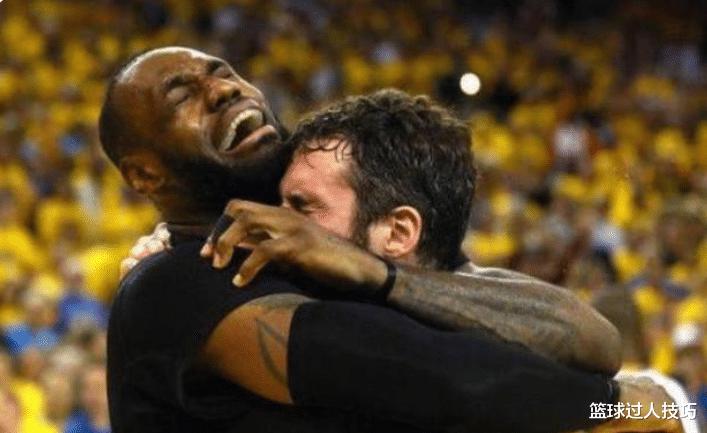 NBA球星夺冠后的英雄泪：库里赛场罕见飙泪，乔丹抱着奖杯痛哭(2)
