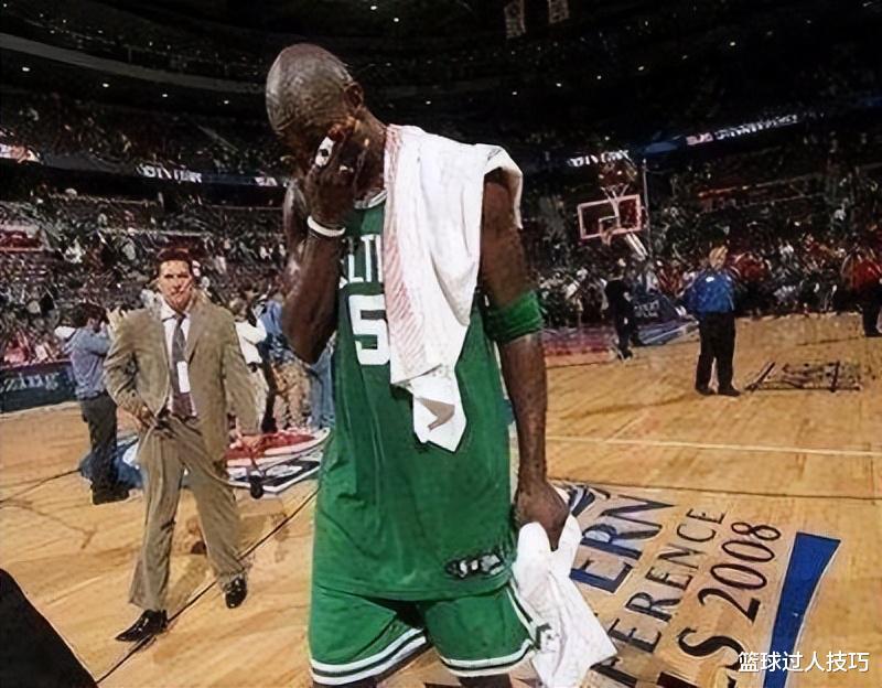 NBA球星夺冠后的英雄泪：库里赛场罕见飙泪，乔丹抱着奖杯痛哭(5)