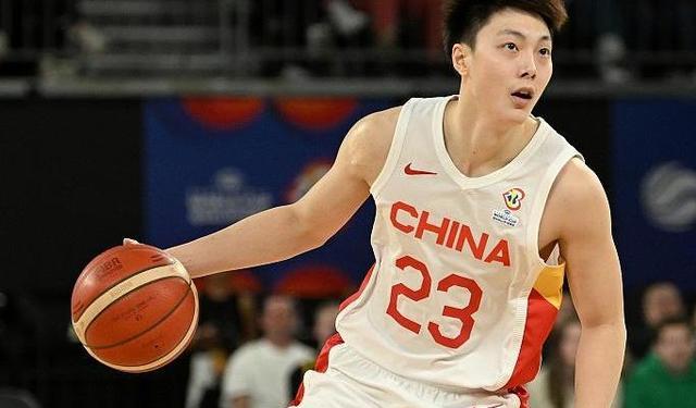 男篮亚洲杯，中国男篮惨败韩国，赛后球迷对男篮球员表现评分如下