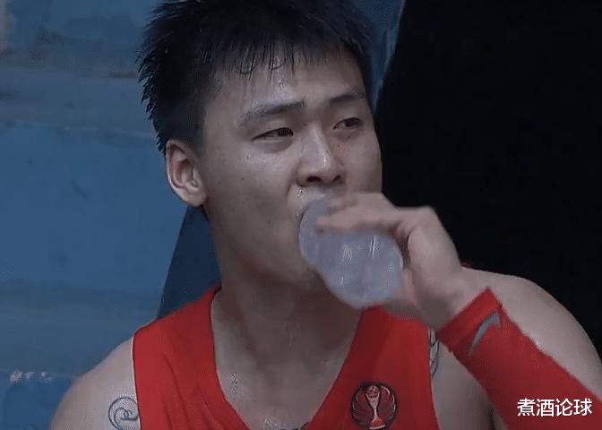 太热血了！中国男篮被反超，1神人挺身而出连砍12分，逆风翻盘(3)
