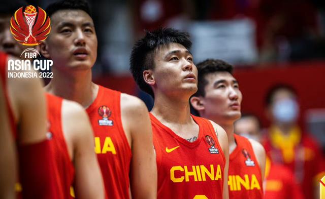 中国男篮赛场上的众生相，翟小川用笑脸掩盖怒火，姜伟泽挨批