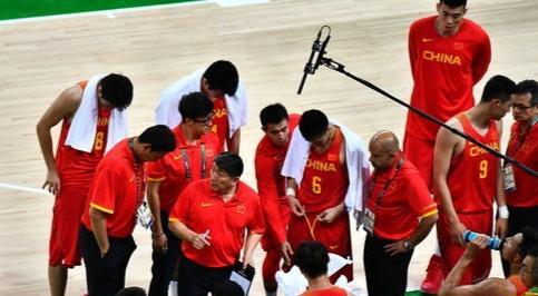 16年奥运会，中国男篮阵容都有谁？多人遭遇大伤，有人成为经纪人