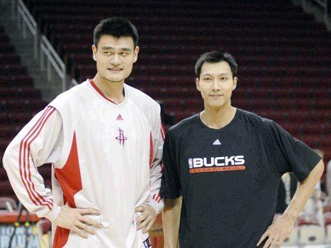 易建联和姚明在NBA首次交手，姚明28分10篮板，易建联呢？
