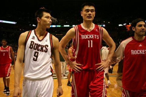 易建联和姚明在NBA首次交手，姚明28分10篮板，易建联呢？(2)
