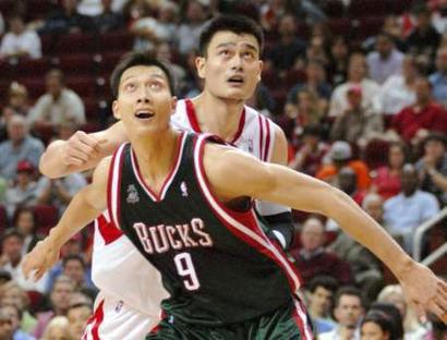 易建联和姚明在NBA首次交手，姚明28分10篮板，易建联呢？(4)
