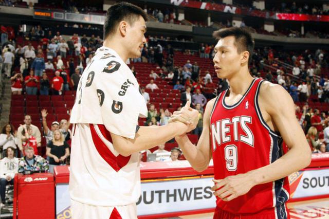 易建联和姚明在NBA首次交手，姚明28分10篮板，易建联呢？(5)