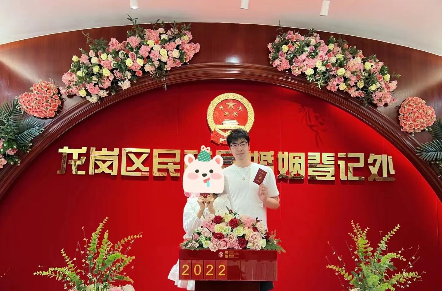 恭喜！深圳男篮高射手领取结婚证，妻子娇小可爱，两人最萌身高差(1)