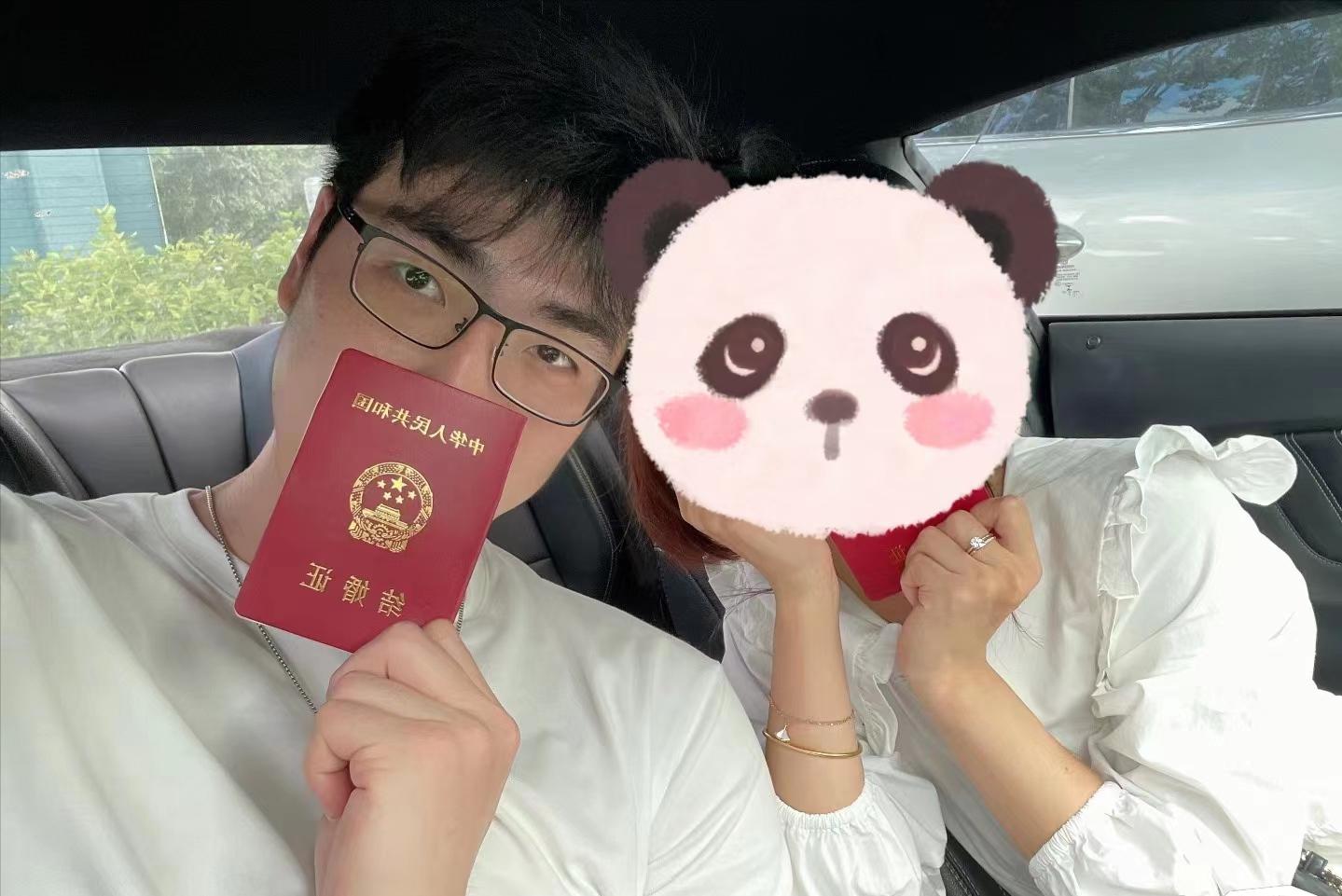 恭喜！深圳男篮高射手领取结婚证，妻子娇小可爱，两人最萌身高差(2)