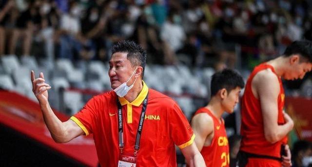 中国男篮人员大变动，顶级小前锋紧急支援，胡明轩终于要被弃用了