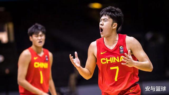 离谱！U18中国男篮2分钟6失误，记者崩溃：年轻人平时在练什么？