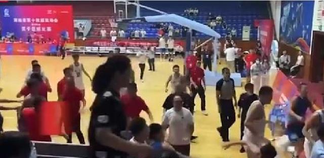 场面火爆！湖南青少年篮球决赛发生大规模互殴