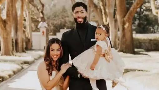 NBA最萌身高差！戴维斯娇妻6年为他生2娃，如今身材依然紧致(2)