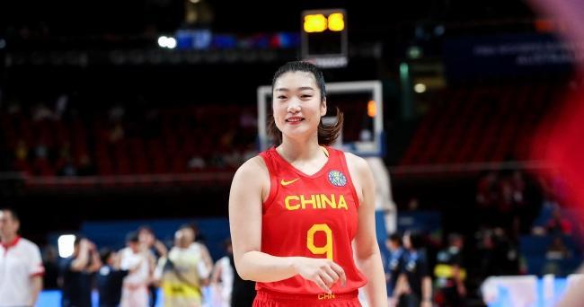 暖心！中国女篮出征，詹姆斯加油助威，新赛季排名迎来反转