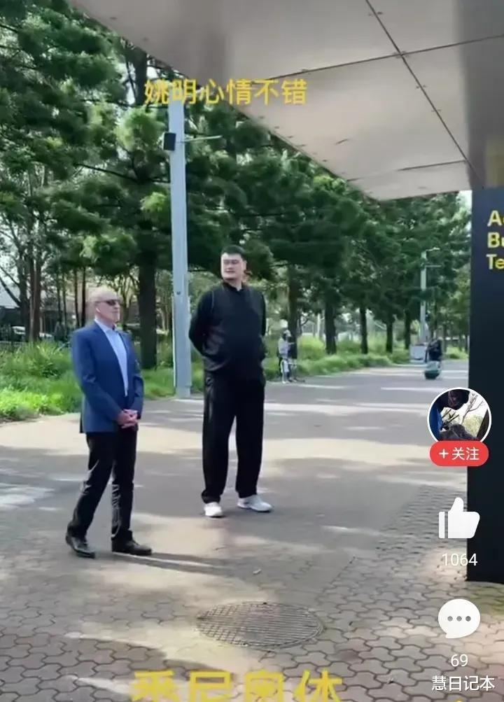 中国最高的男人姚明，真的是胆子太大了，他出门时也不戴口罩(3)