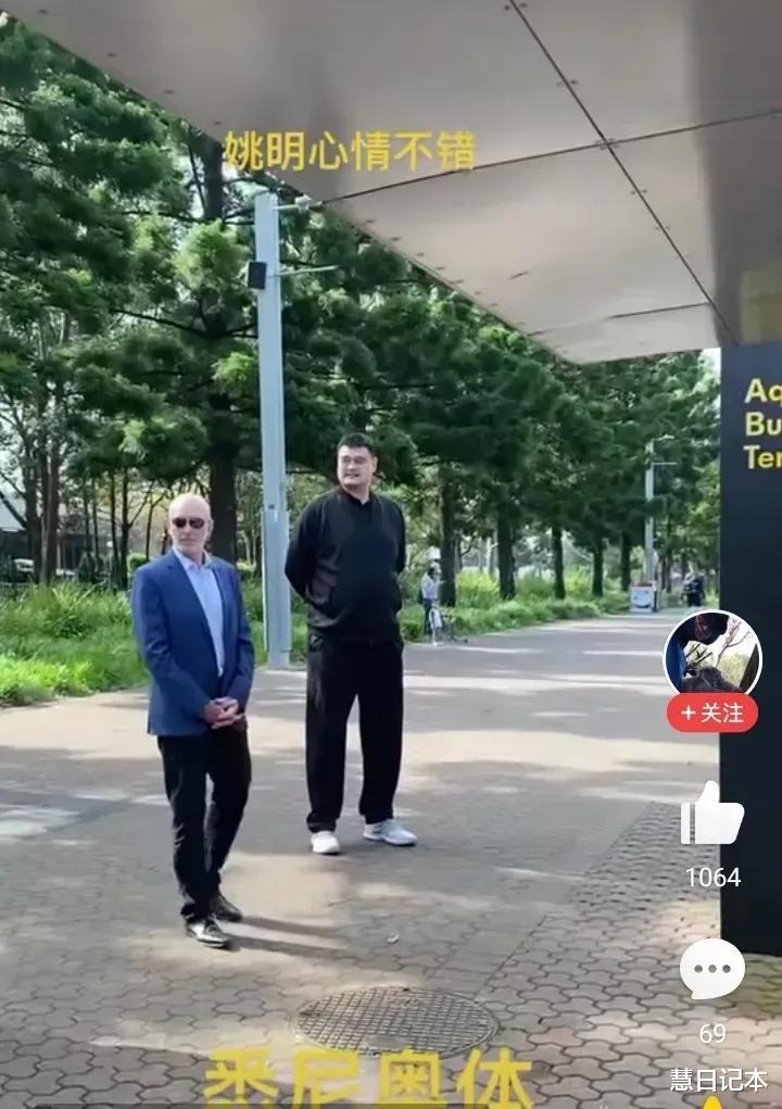 中国最高的男人姚明，真的是胆子太大了，他出门时也不戴口罩(5)