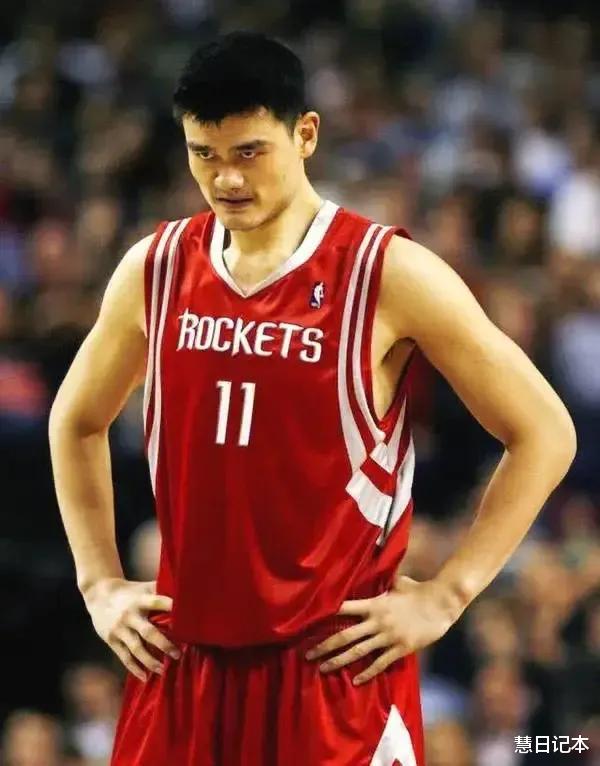 中国最高的男人姚明，真的是胆子太大了，他出门时也不戴口罩(7)