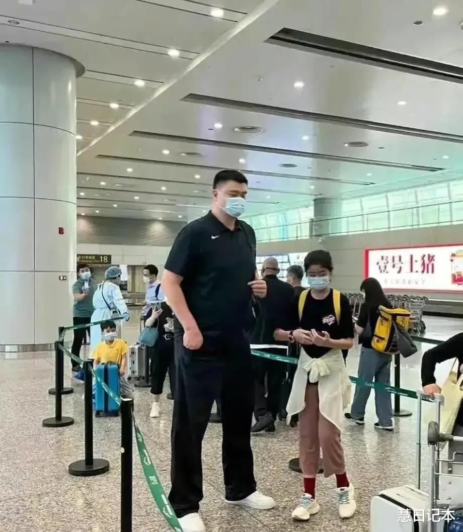 中国最高的男人姚明，真的是胆子太大了，他出门时也不戴口罩(9)
