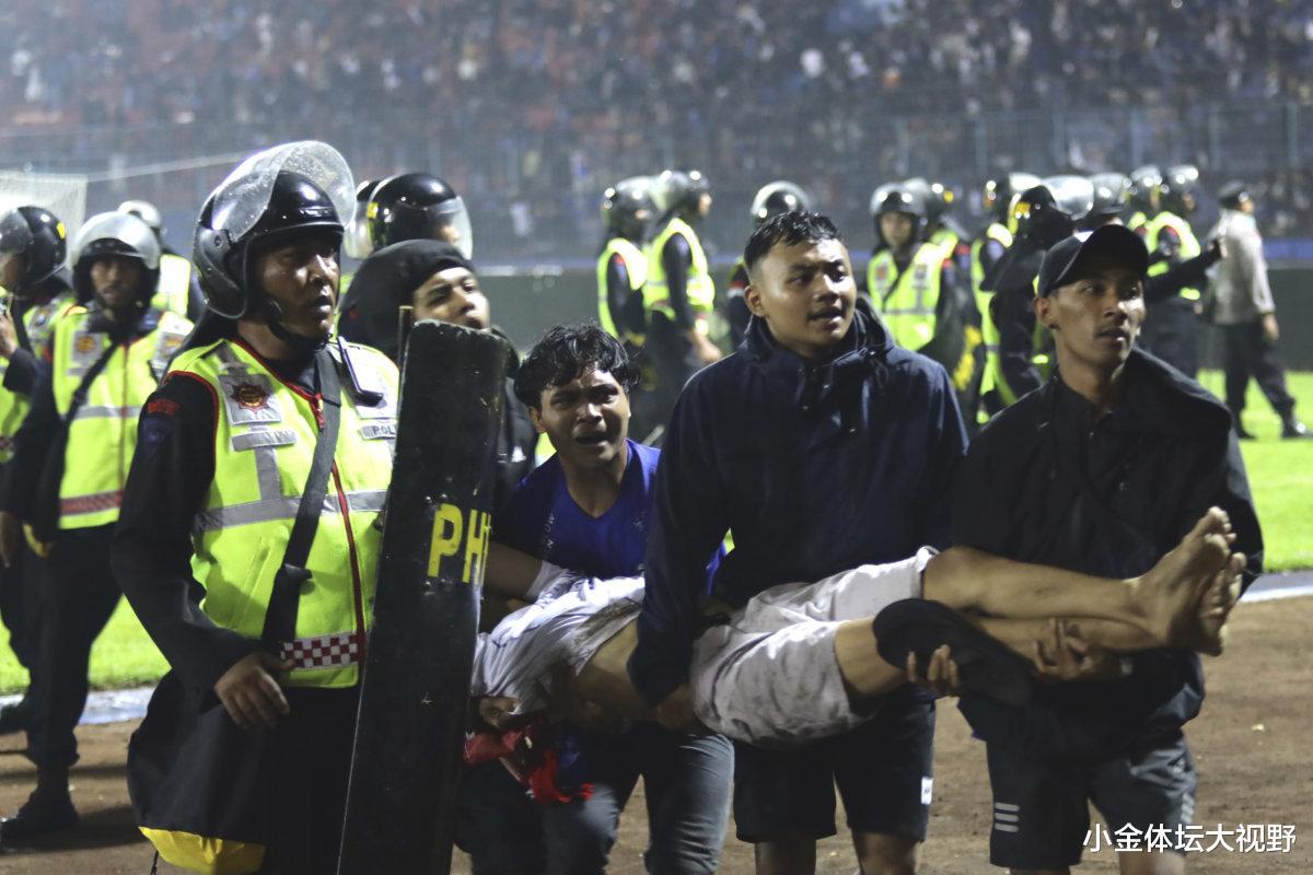 印尼球赛惨案升级：448人+32名儿童丧生，球迷堵球员发死亡威胁
