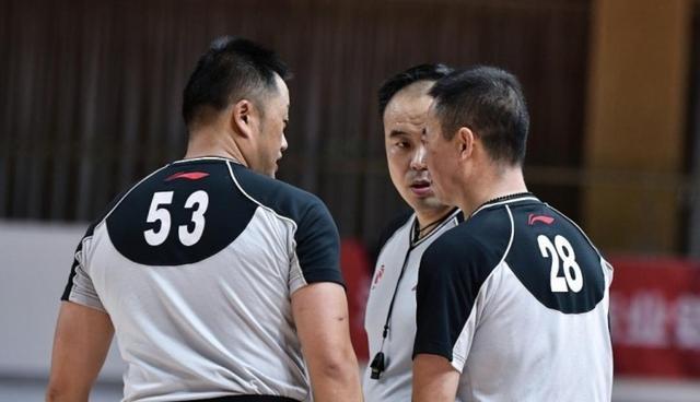 新赛季CBA再惹争议，裁判宽泛吹罚恐害了中国篮球，姚明应该醒悟