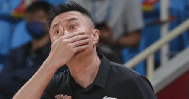 为什么广东东莞大益茶篮球队主教练杜锋捂着嘴跟自己的队员说话？(1)