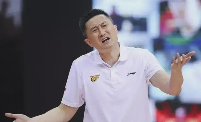为什么广东东莞大益茶篮球队主教练杜锋捂着嘴跟自己的队员说话？(2)