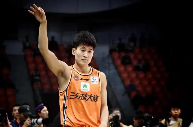徐杰首次比赛获得大成就，成为团队功臣，中国篮球运动员人才辈出(3)