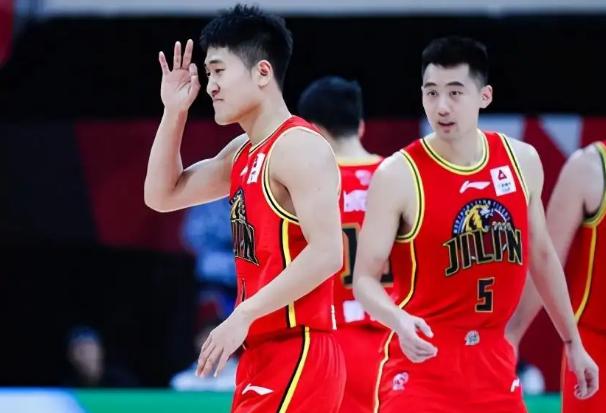 徐杰首次比赛获得大成就，成为团队功臣，中国篮球运动员人才辈出(4)