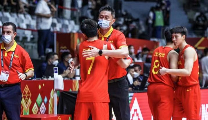 万里驰援！中国男篮出征世预赛，周琦将带伤参加，保护靴抢镜(1)