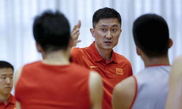 万里驰援！中国男篮出征世预赛，周琦将带伤参加，保护靴抢镜(3)