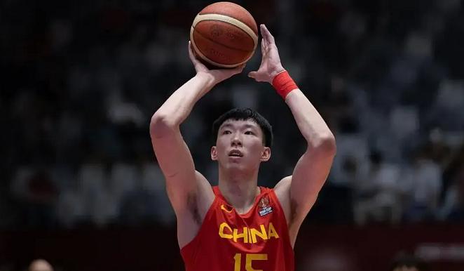 万里驰援！中国男篮出征世预赛，周琦将带伤参加，保护靴抢镜(4)