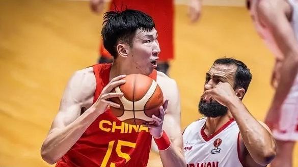 万里驰援！中国男篮出征世预赛，周琦将带伤参加，保护靴抢镜(5)