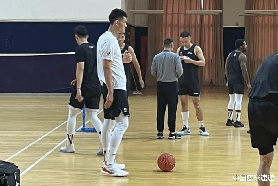 上海男篮内线补强，山西男篮16+6悍将复出，胡金秋开始投篮训练！(2)