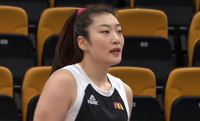 中国女篮重头戏上演！王思雨被驱逐出场 李梦23分7篮板14助攻